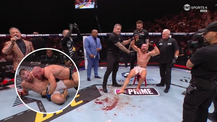 Dramático triunfo de una figura de la UFC: sufrió una escalofriante lesión en pleno combate y festejó con el tobillo quebrado