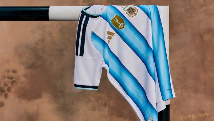 Argentina presentó su camiseta titular para la Copa del Mundo 2026: el álbum de todas las casacas de la Selección en los Mundiales
