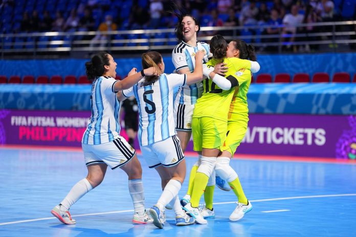 Argentina sigue haciendo historia en el primer Mundial de Futsal femenino: le ganó 3-2 a Polonia y se clasificó a cuartos de final
