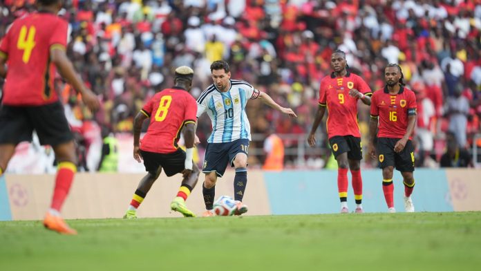 Del caño genial, a la asistencia y el gol que generó una reacción inesperada en el estadio: el show de Messi en el triunfo ante Angola