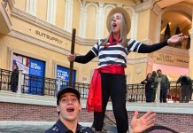 El álbum de fotos de Colapinto en su primer día en Las Vegas: paseo en góndola, menú especial y el lugar que lo impactó