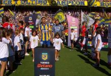 El gesto de repudio de Estudiantes durante el pasillo por el título de campeón de Liga entregado a Central