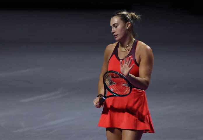 El increíble video de una figura del tenis nadando entre tiburones que recorre el mundo: “Un día más en la vida”