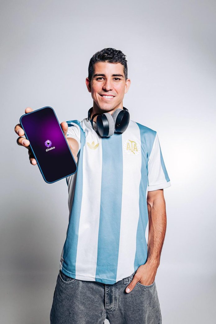 Es una figura del deporte argentino y creó un “boliche virtual” para reunir a los amantes de la música en todo el mundo