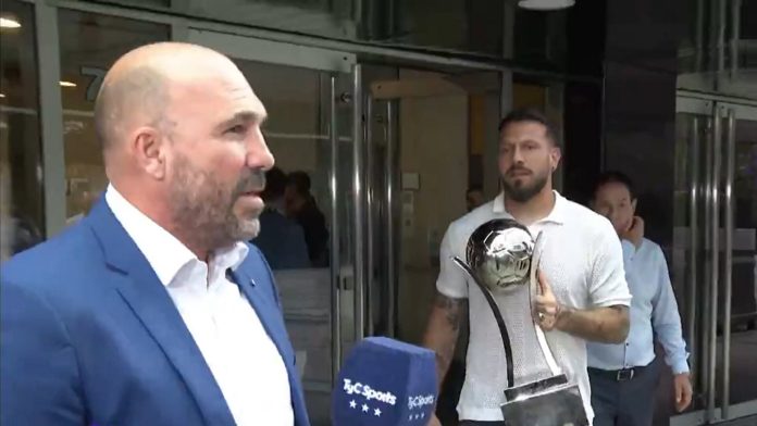 La AFA le entregó el trofeo de “Campeón de Liga” a Rosario Central por ser el equipo que más puntos sumó en la Tabla Anual