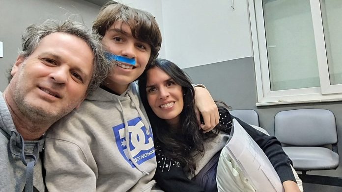 La historia de superación de Bautista Tadini, el joven que volvió a jugar al tenis tras superar un ACV: “Entró a la cancha con una sonrisa”