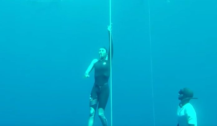 Una ucraniana rompió el récord mundial de apnea sin aletas: así fue su impresionante inmersión en un paraíso caribeño