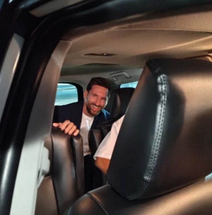 El multitudinario recibimiento a Lionel Messi en su llegada a la India junto a De Paul y Suárez para el GOAT Tour