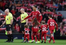 El tierno momento de Van Dijk con los hijos de Diogo Jota: el emotivo homenaje de los hinchas del Liverpool y Wolverhampton