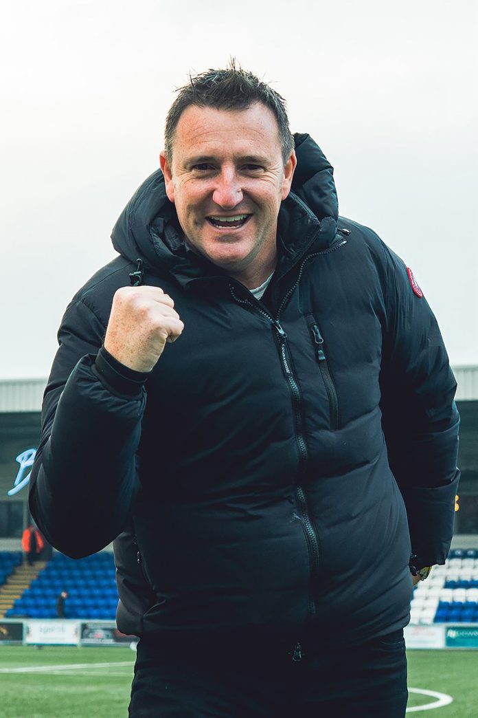 Compró al club “después de estar cuatro días bebiendo” y prometió un viaje de fiesta a su equipo tras la mayor sorpresa en la historia de la FA Cup