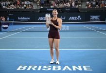 El tenso momento entre Sabalenka y Kostyuk tras la final de Brisbane: fuerte discurso y desplante de la ucraniana a la bielorrusa