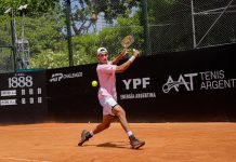 La promesa del tenis argentino que mide casi 2 metros y usa un golpe en peligro de extinción: “Siempre miré mucho a Federer y a Del Potro”