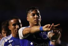 Le arrojaron un vaso durante un festejo de gol, lo atajó en el aire y se lo tomó: “Sólo lo vi venir y lo agarré”