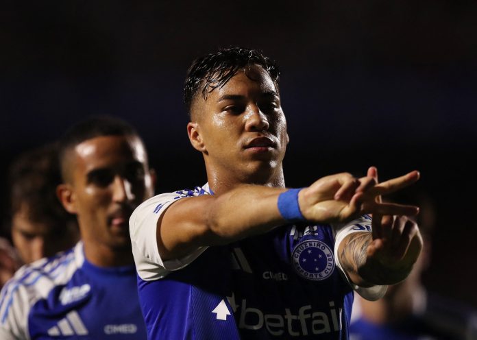 Le arrojaron un vaso durante un festejo de gol, lo atajó en el aire y se lo tomó: “Sólo lo vi venir y lo agarré”