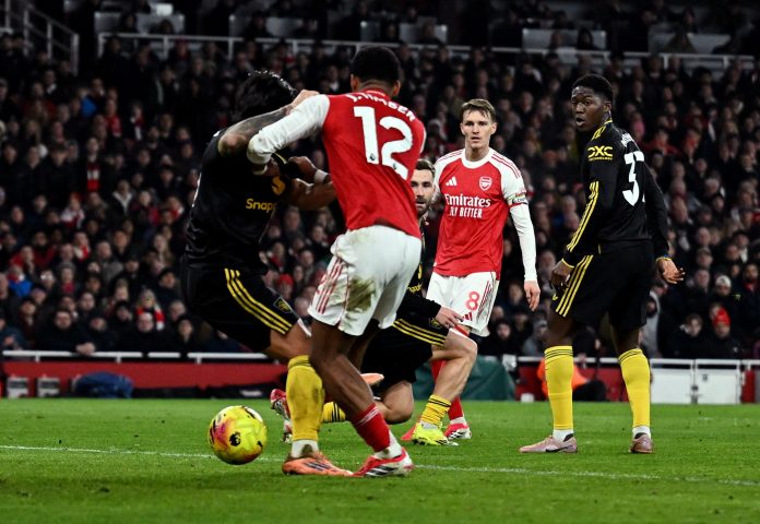Pese al gol en contra de Licha Martínez, Manchester United logró un triunfazo ante el Arsenal en Londres