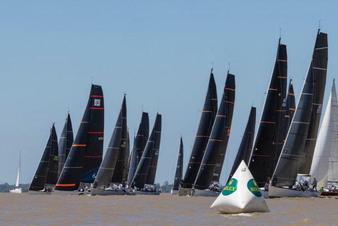 Sueltan amarras los grandes veleros en la principal competencia de yachting de Sudamérica