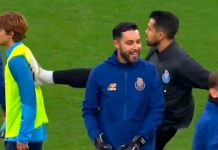 Sufrió un gol desde mitad de cancha en una práctica y respondió con un planchazo a la espalda de su compañero