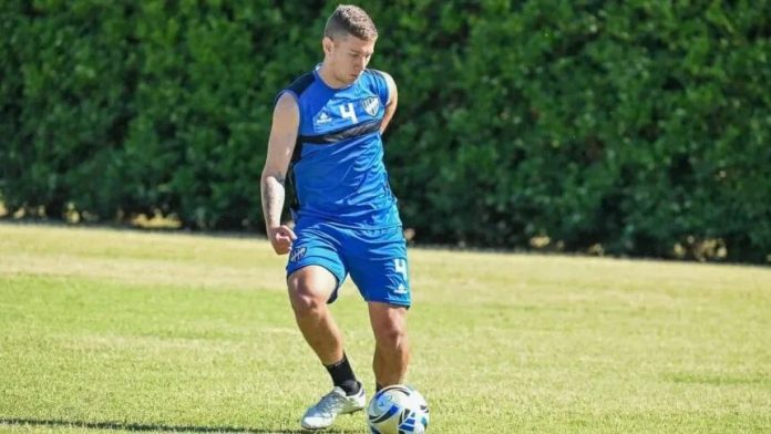 Un futbolista de Almagro busca nuevo club por redes sociales: “El que sepa de algo me chifla”