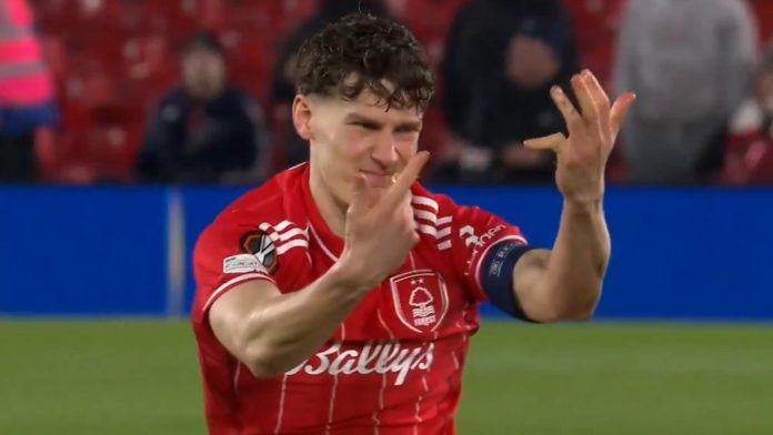 “Espantoso”: se cayó sobre su dedo tras un empujón y sufrió una impresionante lesión en la Europa Leafue