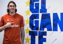 Insólita escena en el fútbol de Brasil: el árbitro paró el partido para que el arquero de Cruzeiro fuera al baño