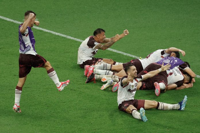 La épica corrida bajo la lluvia de Dylan Aquino a los 122 minutos para decretar el título de Lanús ante Flamengo en el Maracaná