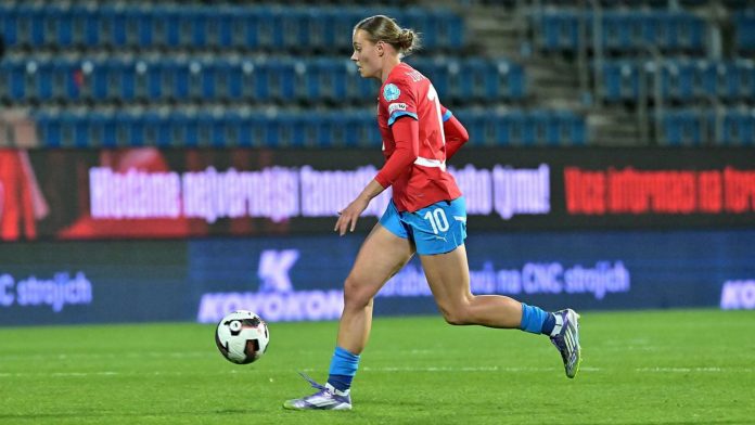 “No entro a la ducha sin revisarla”: la confesión de una futbolista que fue grabada en secreto por su entrenador durante cuatro años