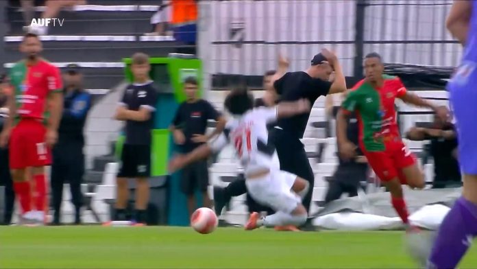 Una jugada nunca vista: el VAR anuló el gol de un equipo por una falta de su entrenador