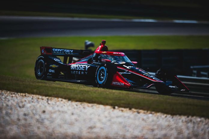 El brutal accidente a más de 250 km/h durante una carrera que terminó con la mitad de un auto fuera de la pista