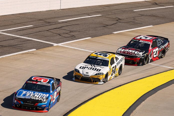 El impactante choque en cadena por el error de un piloto que involucró a 20 automóviles en el NASCAR: “Lo siento”