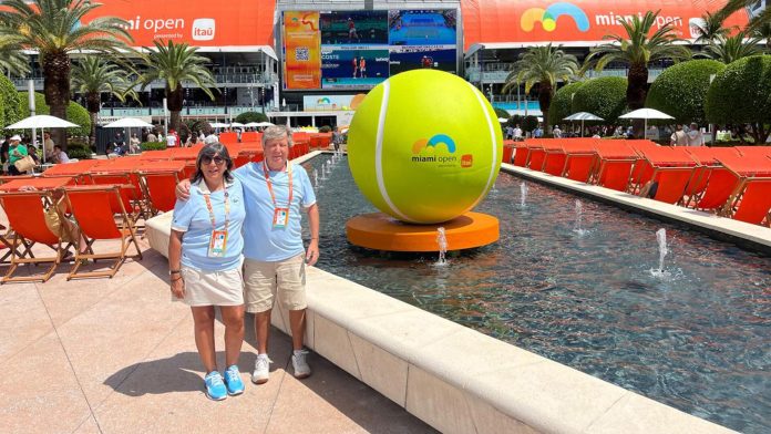 La pareja de argentinos que convirtió al Miami Open en un ritual de vida: viajan como voluntarios desde hace más de 20 años