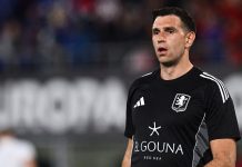 Alarma en la selección argentina: Dibu Martínez mostró gestos de dolor en la entrada en calor y no atajó para el Aston Villa