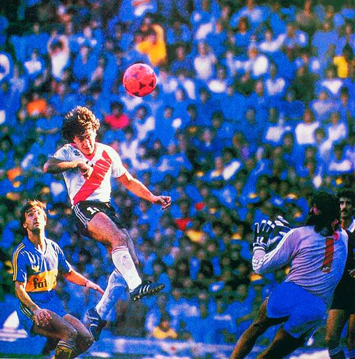 El emotivo homenaje de River Plate al Beto Alonso en el Monumental por los 40 años de sus históricos goles a Boca con la pelota naranja