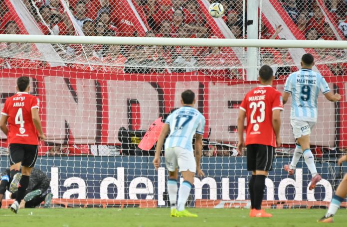 El penal que falló Maravilla Martínez y la llamativa reacción del arquero Rey en el clásico Independiente-Racing