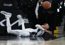 La impactante caída de una estrella de la NBA: sufrió una conmoción cerebral y tuvo que abandonar el partido