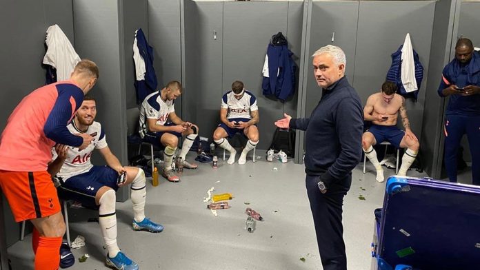 La profunda reflexión de varios entrenadores por el uso excesivo de los teléfonos en el vestuario: “Cada jugador vive en su propio mundo”