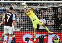 Las dos atajadas vitales del Dibu Martínez para la clasificación del Aston Villa a semifinales de la Europa League