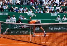 Perdió por un doble 6-0 en 49 minutos y estalló de furia: una figura del tenis golpeó seis veces su raqueta hasta destruirla