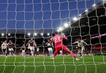 El festejo del Dibu Martínez con su familia tras la clasificación del Aston Villa a la Champions: el duelo de penales con su hijo