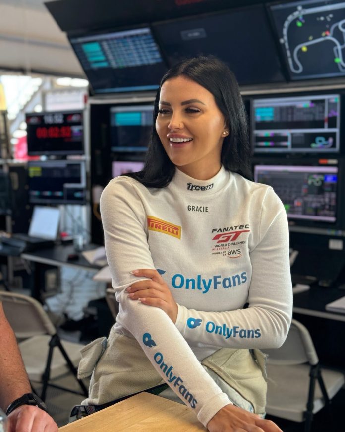Dejó de correr para ganar millones en OnlyFans, volvió al automovilismo e hizo historia