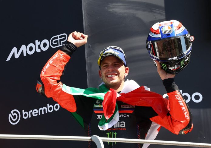 Escándalo en el MotoGP: se cayó, le pegó un golpe en el rostro a un auxiliar y le prohibieron competir