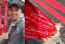 Fue a los festejos del Arsenal para vender réplicas de medallas de ganadores de la Premier League pero tenían un detalle oculto