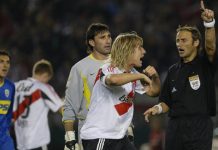 La desopilante reacción de Baldassi luego de que el Turco Husaín y Maxi López le reclamaran un penal en un histórico Superclásico
