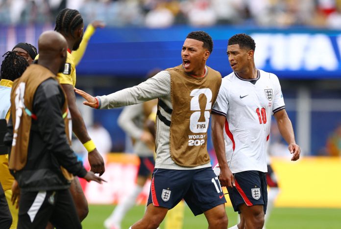 La doble vara en el Mundial: por qué expulsaron a Almirón en Paraguay por taparse la boca, pero Bellingham no fue sancionado en Inglaterra