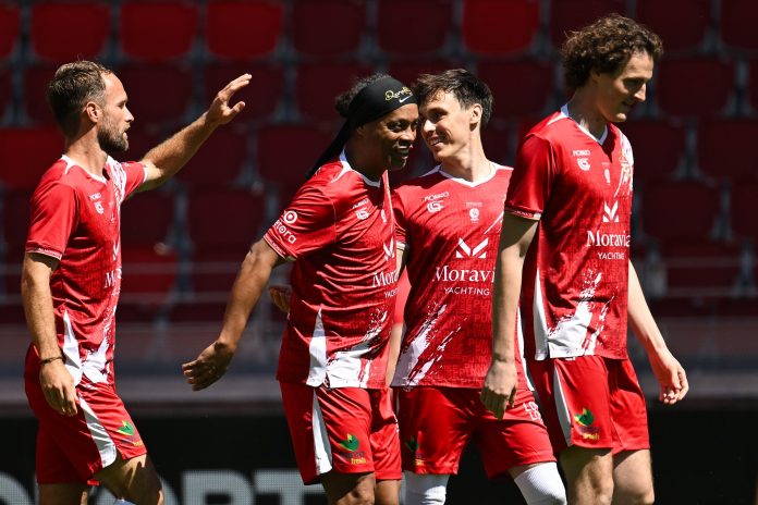 La jugada de Ronaldinho que ridiculizó a Gasly en el partido entre pilotos de la F1 y estrellas del fútbol en Mónaco