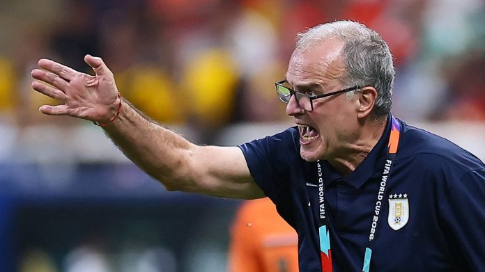 La llegada de Bielsa a Uruguay tras la eliminación en el Mundial: la solitaria caminata y el jugador que lo respaldó