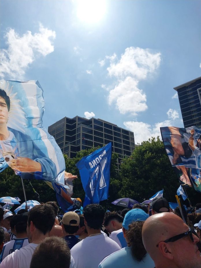Las fotos y videos del espectacular banderazo de los hinchas de Argentina en Dallas: la letra del nuevo himno