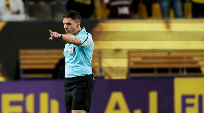 Piden apartar a un árbitro del VAR en el Mundial por hacer un gesto de supremacía blanca antes de un partido