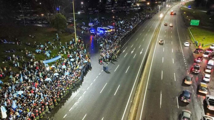 El gesto del plantel de la selección argentina con la gente en su recorrida desde el aeropuerto hasta el predio de Ezeiza