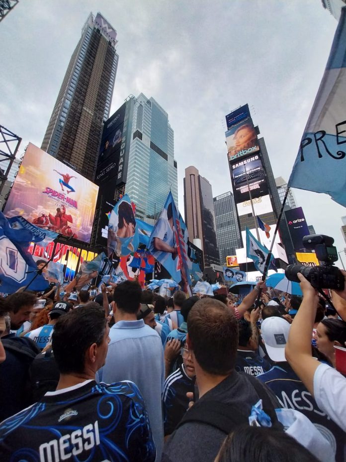 El multitudinario banderazo de los hinchas argentinos en Times Square antes de la final del Mundial