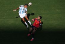 Facundo Medina volvió a Villa Caraza con otro futbolista de la Selección tras la final y dio un discurso desde el balcón: “No crean boludeces, es un grupo unido”